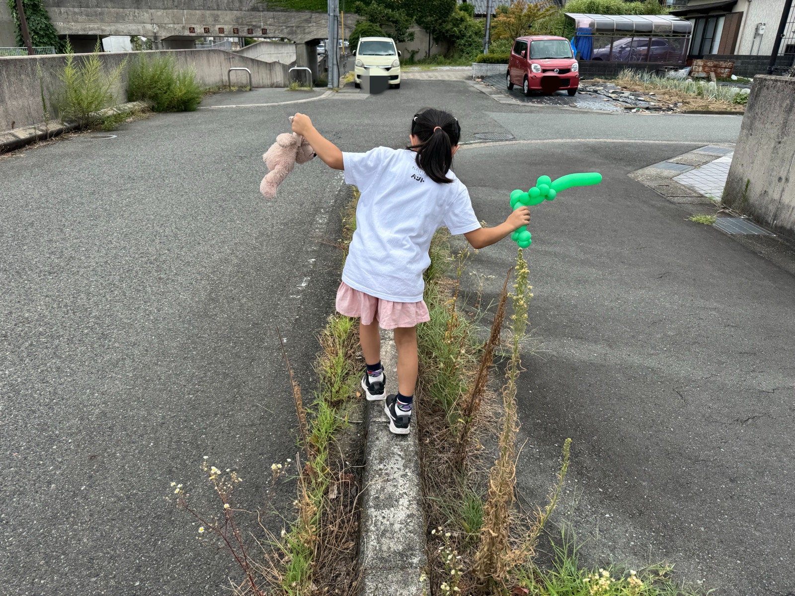 バルーンを持って、縁石の上をバランスよく