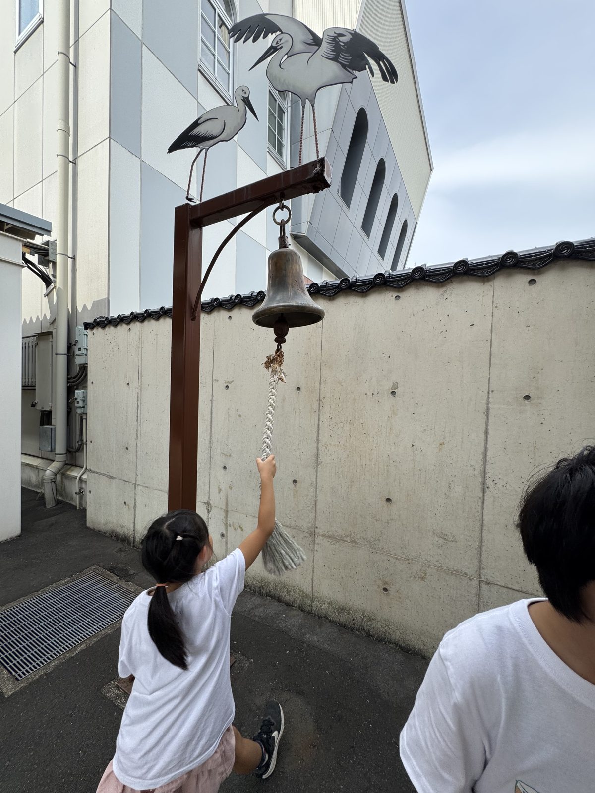 コウノトリの鐘。背伸びして、えいっ