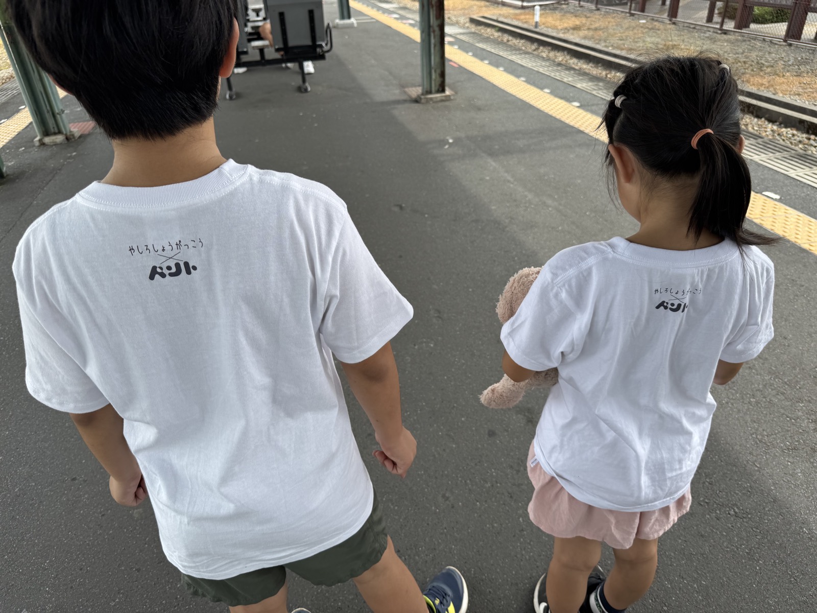 背中のコラボロゴ。電車を待つ時間もわくわく