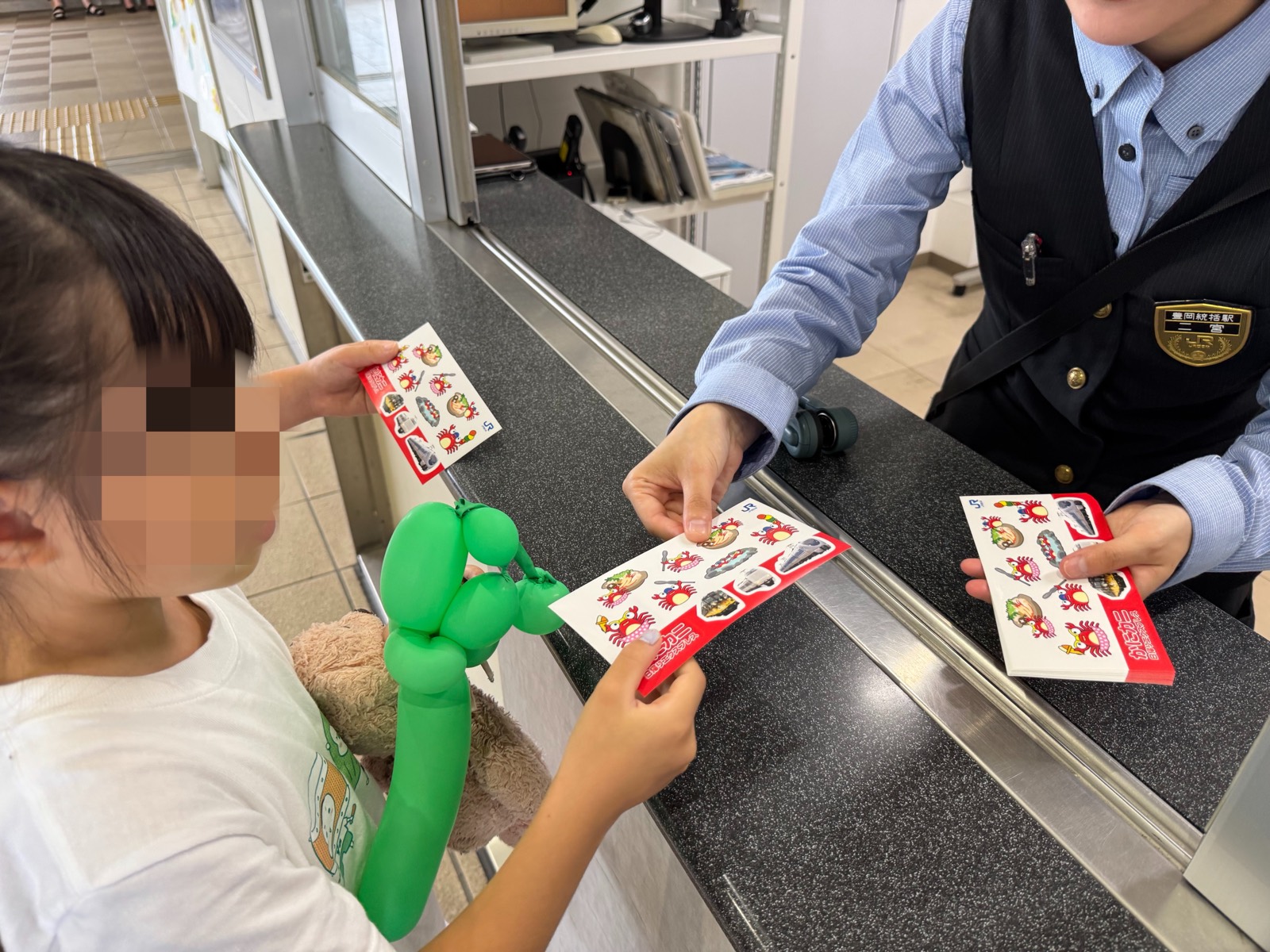 駅員さんからカニのシールをいただきました