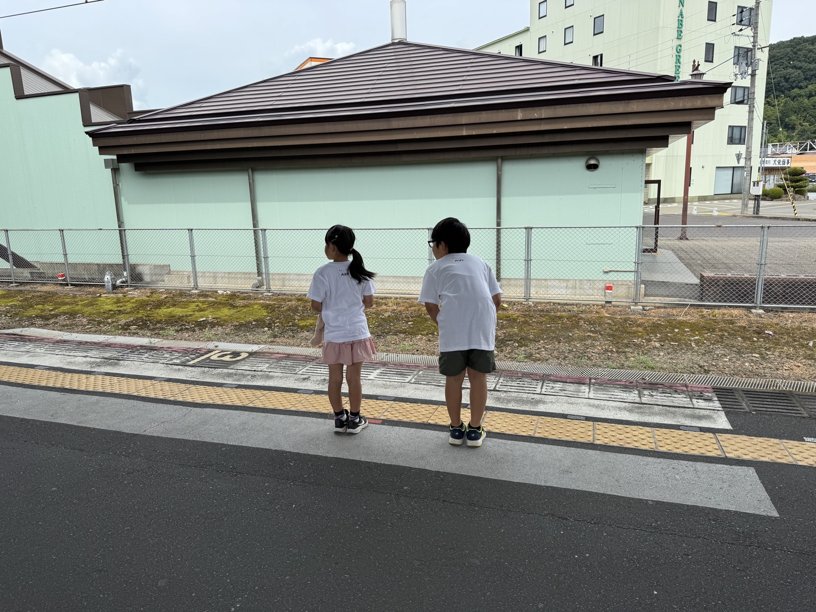 まだかな、と線路の先を見つめて
