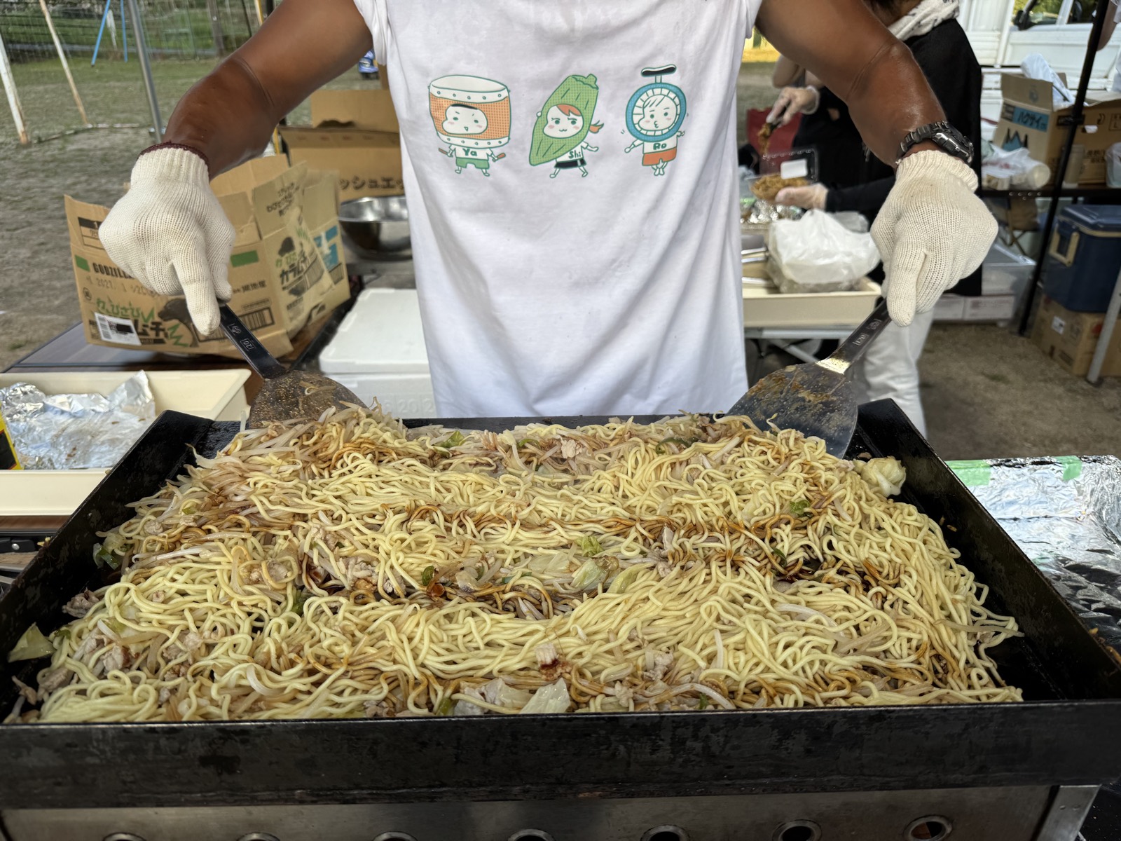 コラボTシャツを着て焼きそばを焼いてくださっていました