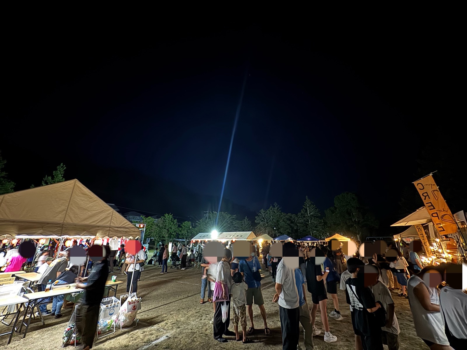 夕暮れから夜へ。会場はたくさんの人でにぎわいます