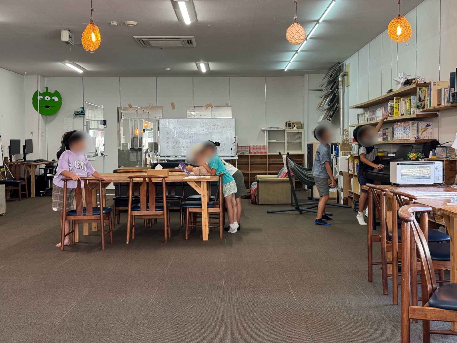 広い室内。読書やボードゲームなど、思い思いに過ごします