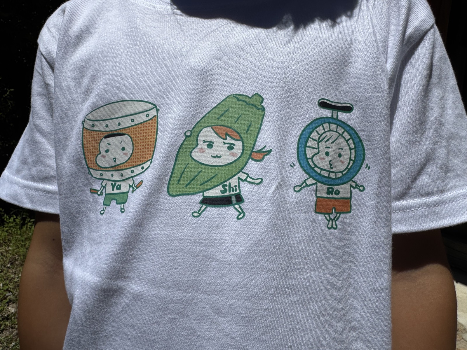 胸元に並ぶ3体のオリジナルキャラクター
